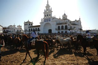 Una de las tropas de la Saca de Yeguas a su paso por la Ermita del Rocío.