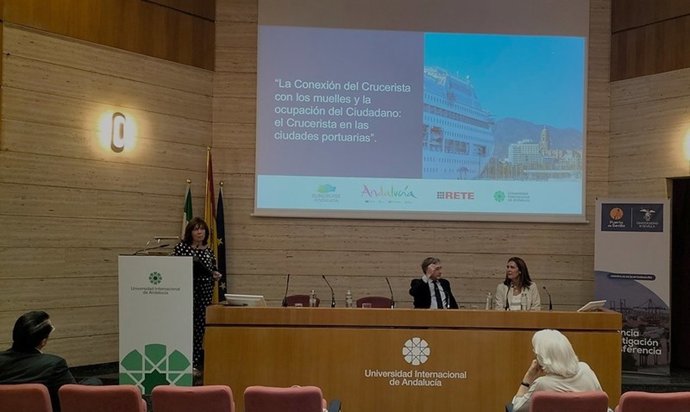 Ponencia en el marco de los cursos de verano de la UNIA de Esther Molina, directora gerente de Suncruise, Pilar Fernández-Figares, gerente de Malagaport, y Rafael Carmona, director del encuentro 'Puertos conectados con sus ciudades'.
