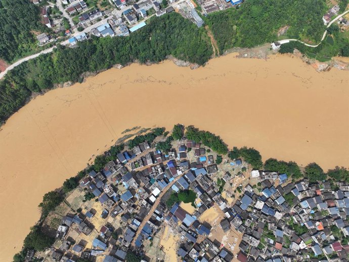 LIUZHOU, 25 de junho de 2025 -- Uma foto aérea tirada por drone mostra uma seção do rio Duliu no município de Meilin, no condado autônomo de Sanjiang Dong, na região autônoma de Guangxi Zhuang, no sul da China, em 25 de junho de 2025. As autoridades locai