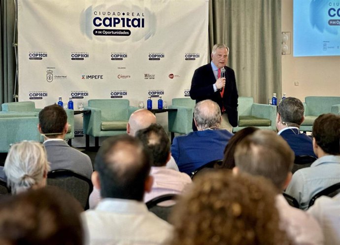 El alcalde de Ciudad Real, Francisco Cañizares, en el evento 'Capital de Oportunidades' organizado por el Instituto Municipal de Promoción Económica, Formación y Empleo.