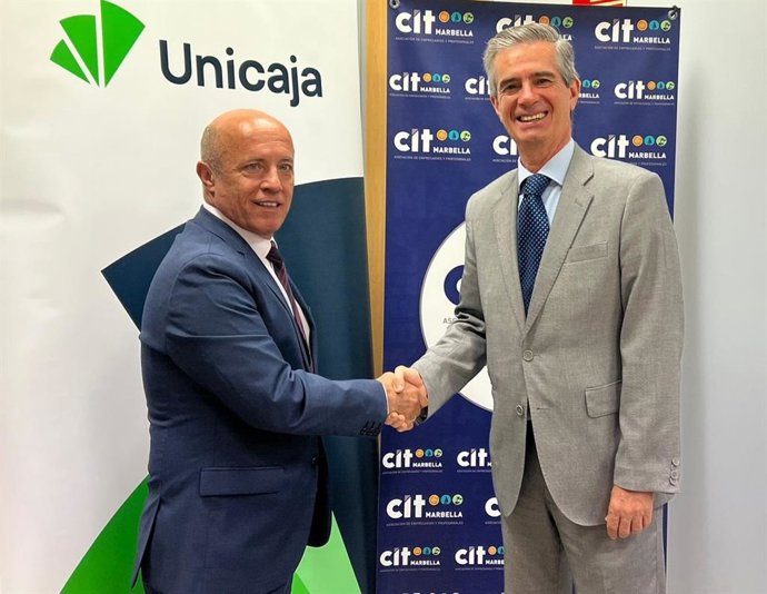 El director de Málaga Costa de Unicaja, Francisco Javier Prieto, y el presidente de CIT Marbella, Juan José González.
