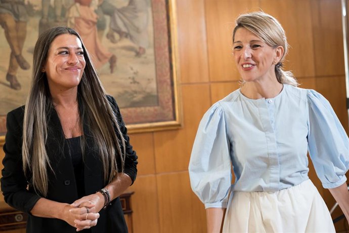 La vicepresidenta segunda y ministra de Trabajo y Economía Social, Yolanda Díaz (d), y la portavoz de Junts en el Congreso de los Diputados, Miriam Nogueras (i), durante una reunión, a 26 de junio de 2025, en Madrid (España).