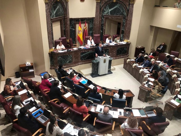 El portavoz del Grupo Parlamentario Popular, Joaquín Segado, durante su intervención en la segunda sesión del Debate del Estado de la Región