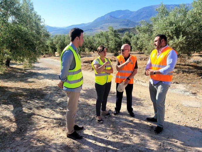 Visita a las obras en el camino de Cueva Cabrera, en La Guardia de Jaén