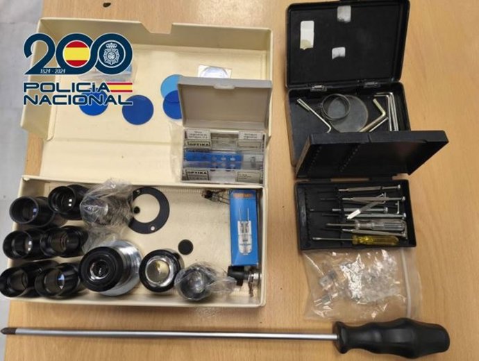 Lentes supuestamente sustraídas por los detenidos y posteriormente recuperadas por la Policía Nacional