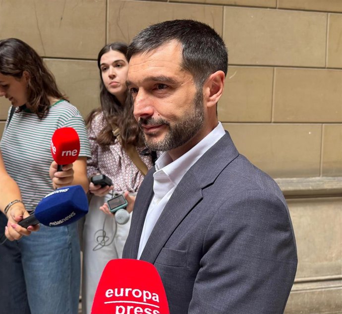 El ministro de Derechos Sociales, Consumo y Agenda 2030, Pablo Bustinduy, en declaraciones a los periodistas este jueves en la UB