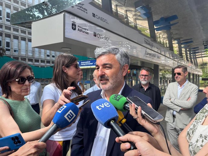 El consejero de Movilidad, Medio Ambiente y Gestión de Emergencias, Alejandro Calvo en el nuevo intercambiador de Llamaquique.