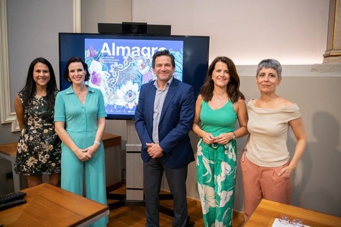 El presidente de la Diputación, Miguel Ángel Valverde, y la directora del Festival de Almagro, Irene Pardo, en rueda de prensa que han ofrecido para informar de las actividades.