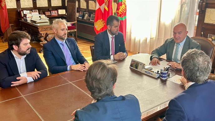 Carnero, junto a la nueva propiedad del Real Valladolid.