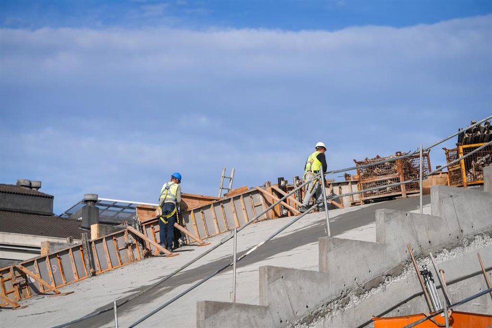 Archivo - Trabajadores de la construcción