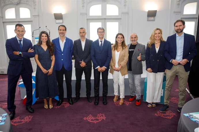 Foto Familia Encuentro APD y Caixabank con el presidente riojano, Gonzalo Capellan