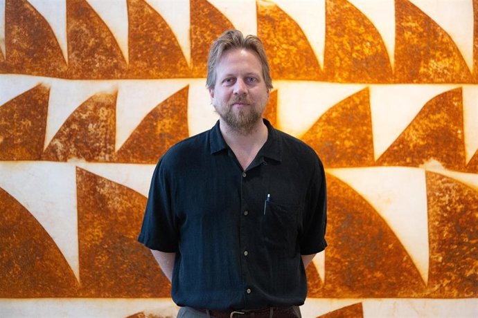 Pálmason posa junto a una de sus obras en Tabakalera de San Sebastián.