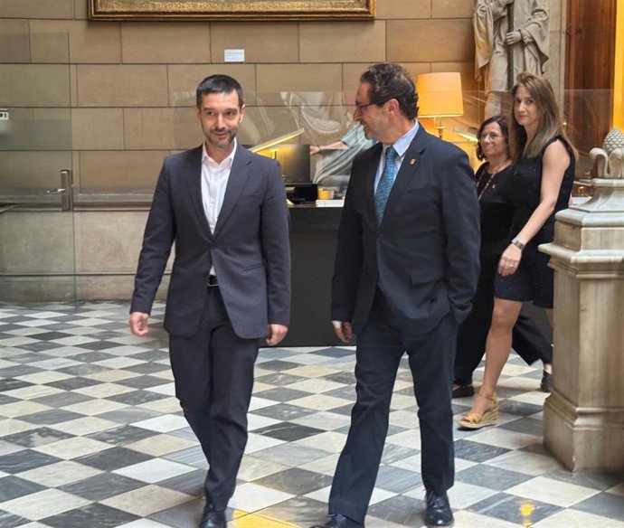 Bustinduy con el rector de la UB, Joan Guàrdia, a su llegada a la universidad este jueves