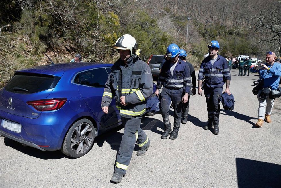 Archivo - Efectivos de emergencias durante las labores de búsqueda de las víctimas del accidente en la mina de Cerredo