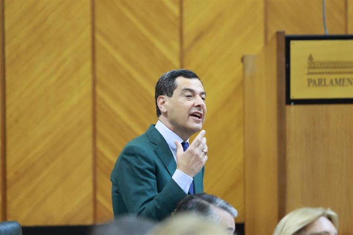 El presidente de la Junta de Andalucía, Juanma Moreno, este jueves en el Pleno del Parlamento