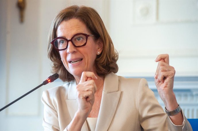 La presidenta de la Asociación Española de Banca (AEB), Alejandra Kindelán, durante su intervención en el curso de economía organizado por la APIE en la Universidad Menéndez Pelayo de Santander.