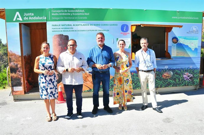 Presentación de los datos del servicio de lanzadera de Cantarriján, con el delegado de Sostenibilidad de la Junta en Granada, Manuel Francisco García, en el centro, con el alcalde de Almuñécar, Juanjo Ruiz Joya, a su derecha