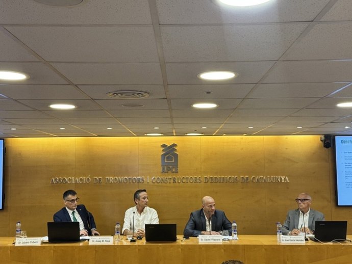 Momento de la rueda de prensa de presentación del informe.