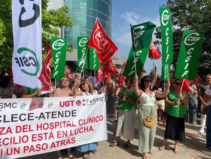 Concentración convocada por el comité de empresa de Clece-Atende a las puertas del Clínico, en imagen de archivo