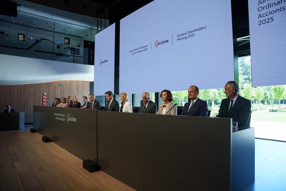 El presidente y CEO de Acciona, José Manuel Entrecanales Domecq (4d), durante la Junta General de Accionistas de Acciona, a 26 de junio de 2025, en Madrid