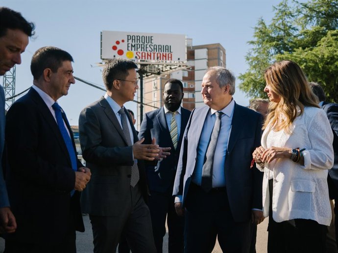Jordi Hereu (2d), en la visita a las futuras instalaciones de Desay en Linares.