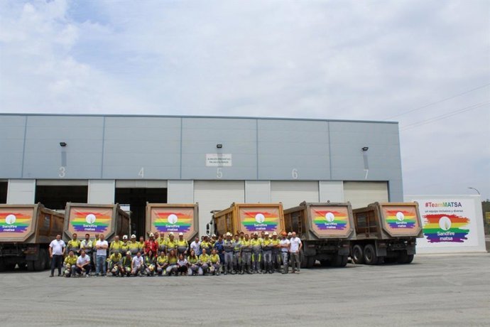Trabajadores de Sandfire Matsa junto a los camiones con la bandera Lgtbiq+