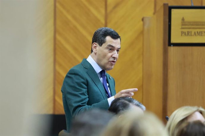 El presidente de la Junta de Andalucía, Juanma Moreno, este jueves en el Pleno del Parlamento.