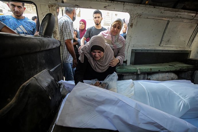 24 de junho de 2025, Territórios Palestinos, Gaza: Corpos de palestinos que perderam a vida são levados por seus parentes do Hospital al-Shifa na Cidade de Gaza para a cerimônia fúnebre e estão sendo velados após os ataques israelenses. Foto: Omar Ashtawy