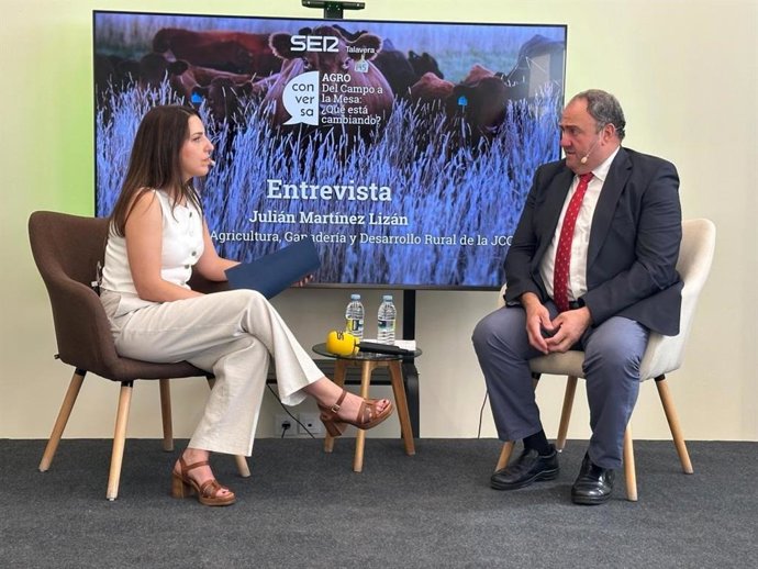 El consejero de Agricultura, Ganadería y Desarrollo Rural, Julián Martínez Lizán en el 'II Conversa Agro: Del campo a la mesa, ¿qué está cambiando?', organizado por la Cadena SER.