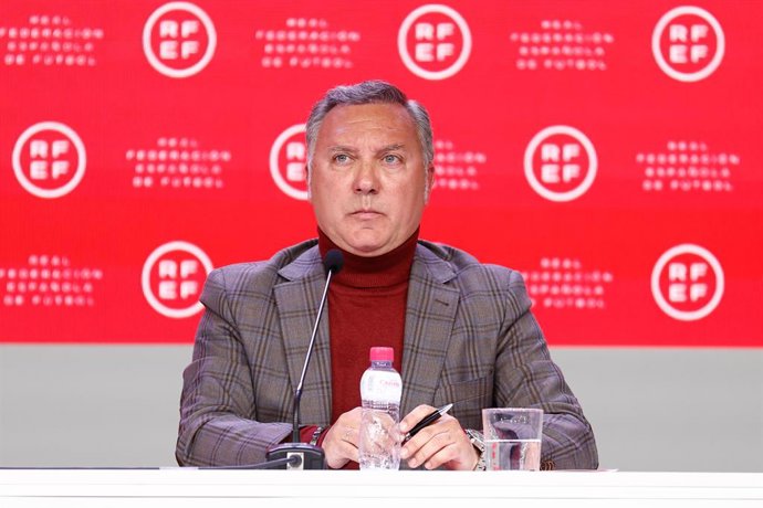 Archivo - Luis Medina Cantalejo attends during the press conference of the Spanish Football Federation RFEF, offered by Andreu Camps, General Secretary of the RFEF, and Luis Medina Cantalejo, President of the Technical Committee of Referees of Spain, at C