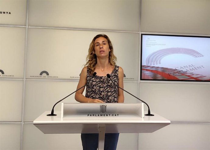 La líder de la CUP en el Parlament, Laia Estrada, en rueda de prensa.