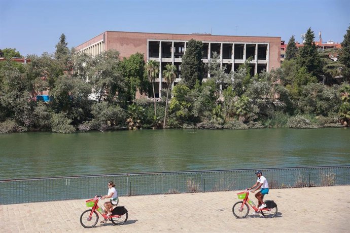 Archivo - Vista general del antiguo edificio de la tabacalera Altadis junto al río Guadalquivir, que albergará un hotel y zonas verdes.