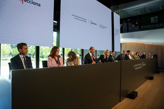 El presidente y CEO de Acciona, José Manuel Entrecanales Domecq (7i) y demás miembros de Acciona, durante la Junta General de Accionistas de Acciona, a 26 de junio de 2025, en Madrid