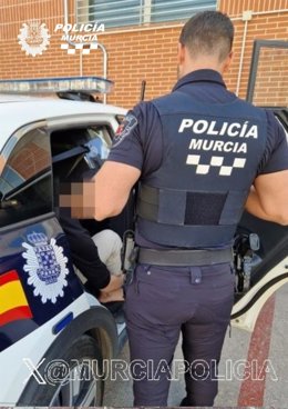 Imagen de la intervención llevada a cabo por agentes de la Policía Local de Murcia
