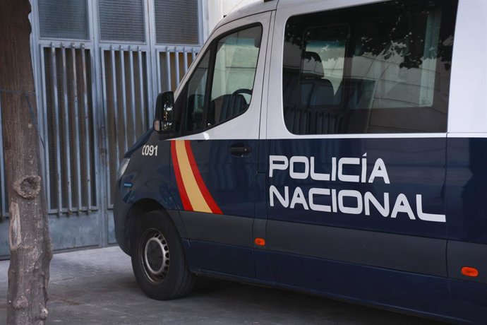 Archivo - Furgón de la Policía Nacional en los Juzgados de El Prado de San Sebastián. A 1 de agosto de 2024, en Sevilla (Andalucía, España). Furgón de la Policía Nacional en los Juzgados de El Prado de San Sebastián en el centro de Sevilla.
