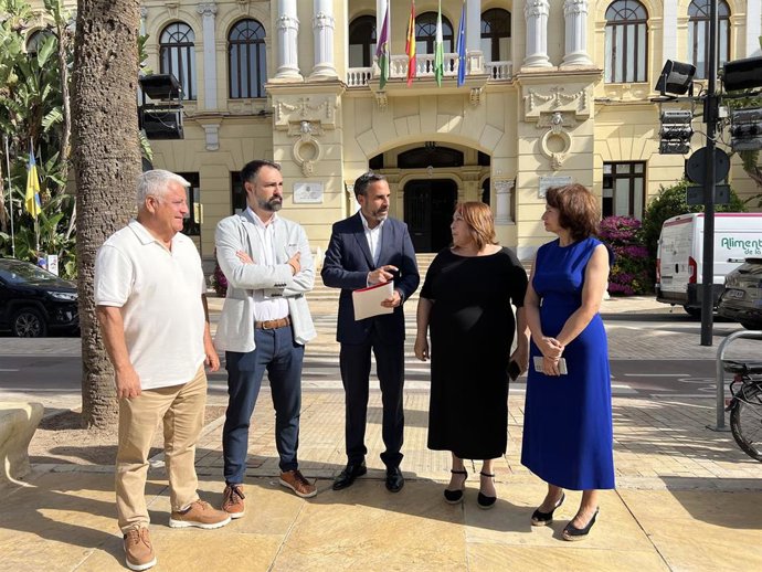 El portavoz municipal del PSOE, Daniel Pérez, junto con ediles socialistas