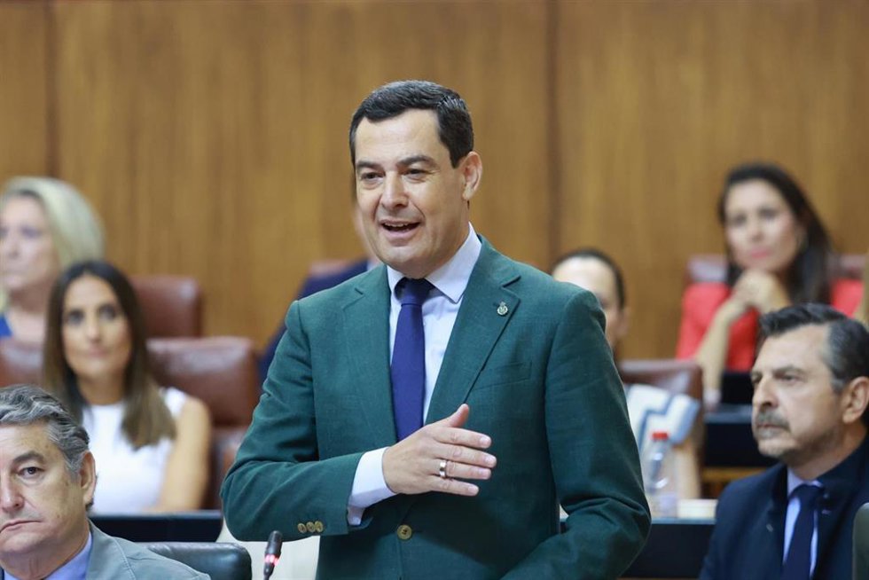 El presidente de la Junta de Andalucía, Juanma Moreno, interviene durante la sesión de control en el pleno del Parlamento andaluz. A 26 de junio de 2025, en Sevilla (Andalucía, España). Segunda jornada de Pleno, con Sesión de Control al Gobierno y pregu