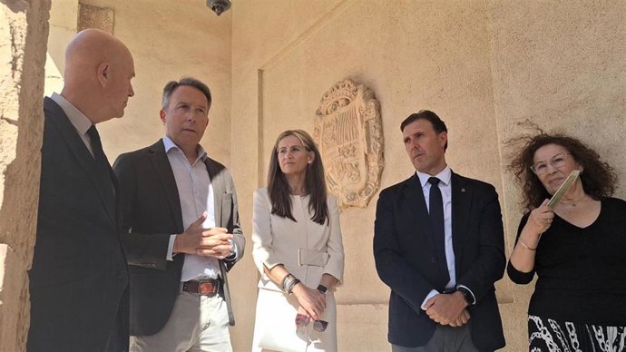 El presidente del Tribunal Superior de Justicia de la Región de Murcia (TSJMU), Manuel Luna Carbonell, descubre una placa conmemorativa en memoria del magistrado Juan Alcázar