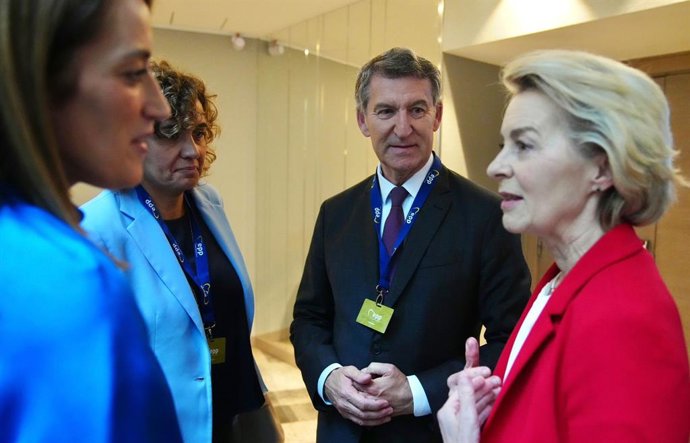 El líder del PP, Alberto Núñez Feijóo, charla con la presidenta de la Comisión Europea, Ursula von der Leyen, y la presidenta del Parlamento Europeo, Roberta Metsona, en la reunión del PPE en Bruselas.