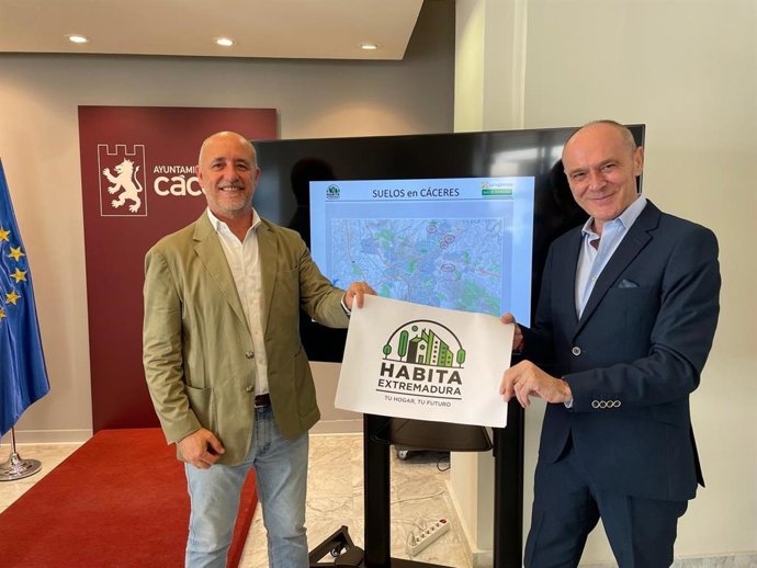 El Concejal De Urbanismo, Tirso Leal, Y El Director Gerente De Urvipexsa, Alfonso Encina, En La Presentación De La Nueva Promoción De Vivienda Protegida