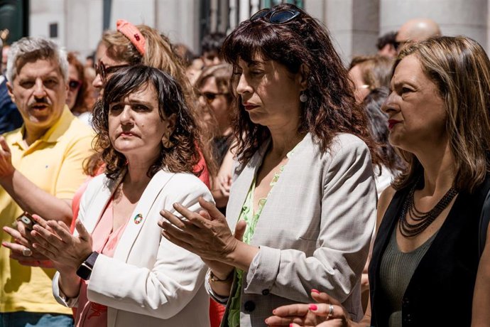 La ministra de igualdad, Ana Redondo, participa en un minuto de silencio por un asesinato por violencia machista.