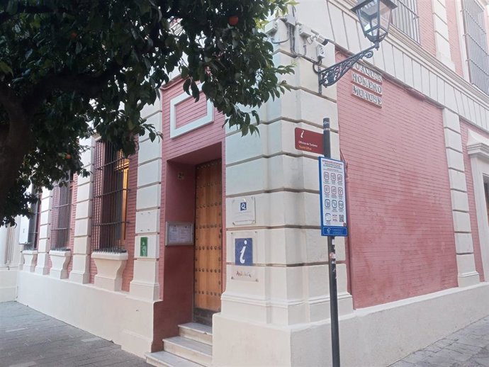 Oficina de Turismo de la Plaza del Triunfo, cerrada al público desde finales del pasado mes de mayo.