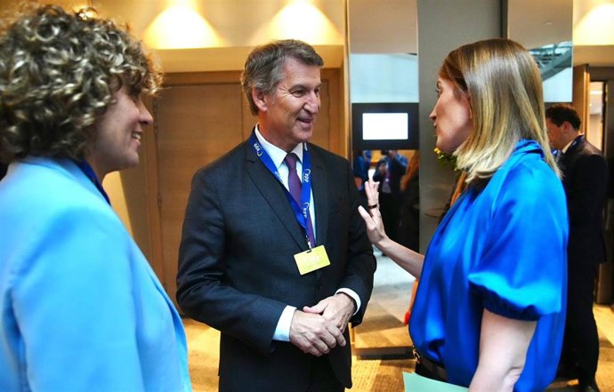 El líder del PP, Alberto Núñez Feijóo, conversa con la presidenta del Parlamento Europeo, Roberta Metsola, y la secretaria general del PPE, Dolors Montserrat, tras asistir a la cumbre del PPE en Bruselas.