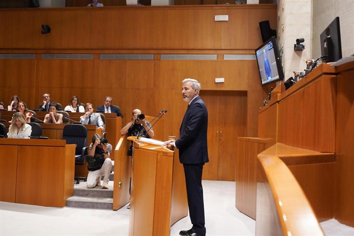 El presidente del Gobierno de Aragón, Jorge Azcón, interviene en la sesión plenaria de las Cortes de Aragón.