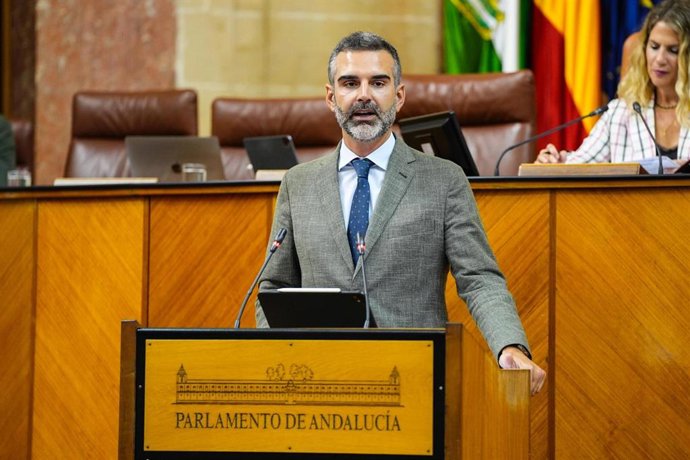 El consejero de Agricultura, Pesca, Agua y Desarrollo Rural de la Junta de Andalucía, Ramón Fernández-Pacheco, en el Parlamento.