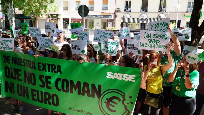 Concentración contra el recorte de las pagas extra de enfermeros y fisioterapéutas.