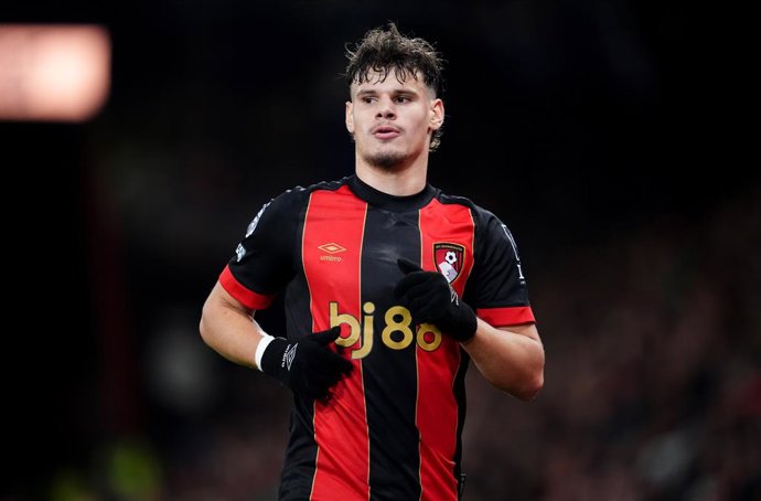 Archivo - FILED - 05 December 2024, United Kingdom, Bournemouth: Bournemouth's Milos Kerkez in action during the English Premier League soccer match between Bournemouth and Tottenham Hotspur at the Vitality Stadium. Photo: Adam Davy/PA Wire/dpa
