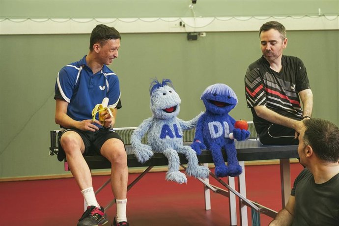Archivo - Alvaro Valera (dcha) y Alejandro Díaz (izda) con las mascotas de ALDI