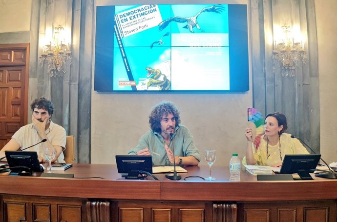 Steven Forti, en la Casa de la Provincia, en la presentación de su libro 'Democracias en extinción'.