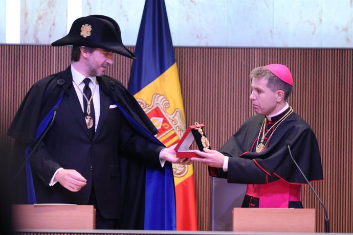 El copríncep durant l'acte de jura de la Constitució